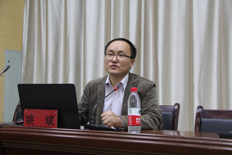 姚斌做培训.jpg