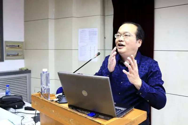 王庆东主任作培训.jpg