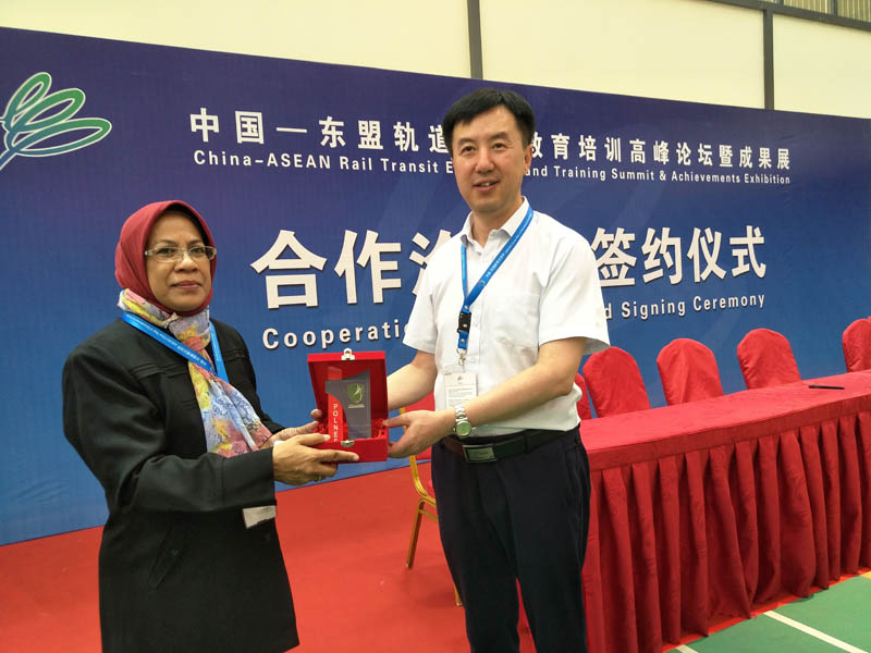 三马林达国立理工大学向我院赠送纪念品.jpg