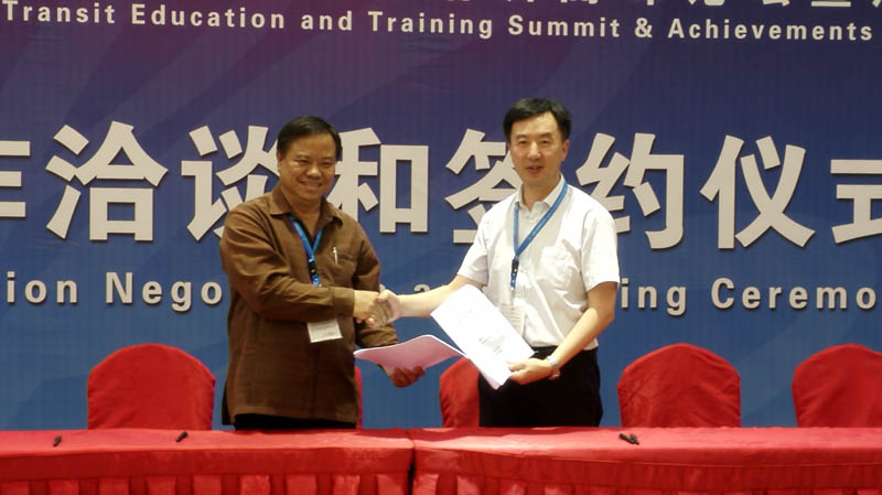 与老挝国立大学签订协议.jpg