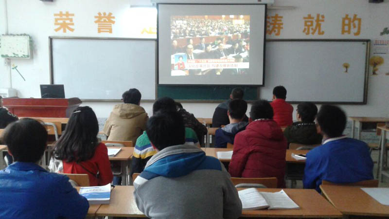 学习观看李克强总理政府工作报告3.jpg