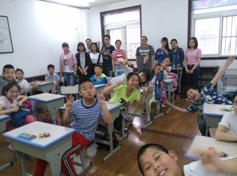 志愿者和孩子们在一起.jpg