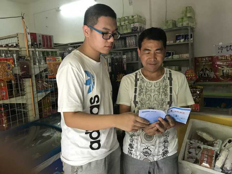 向街坊邻居宣传禁毒知识.jpg
