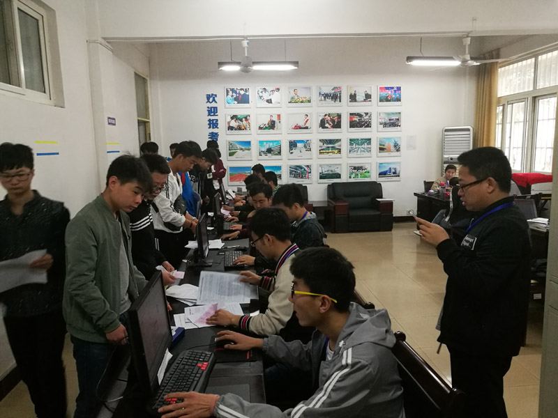 录取新生现场选定预学期网络在线课程.jpg