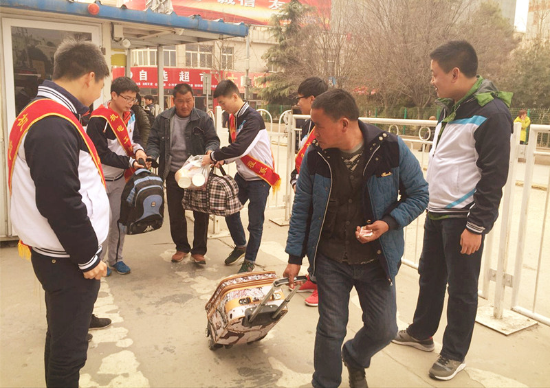 热情地帮旅客提行李.jpg