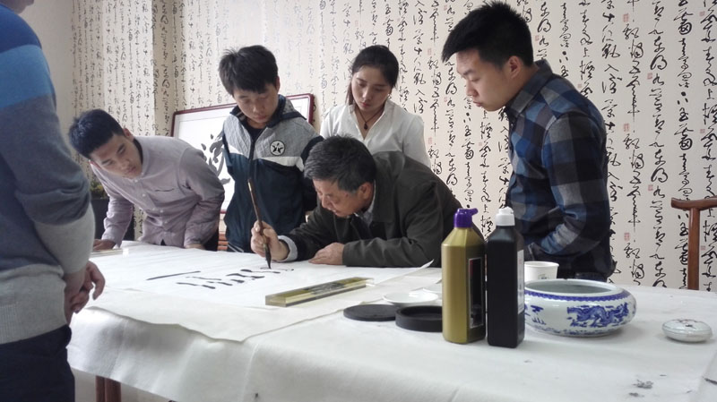 张老师写书法.jpg