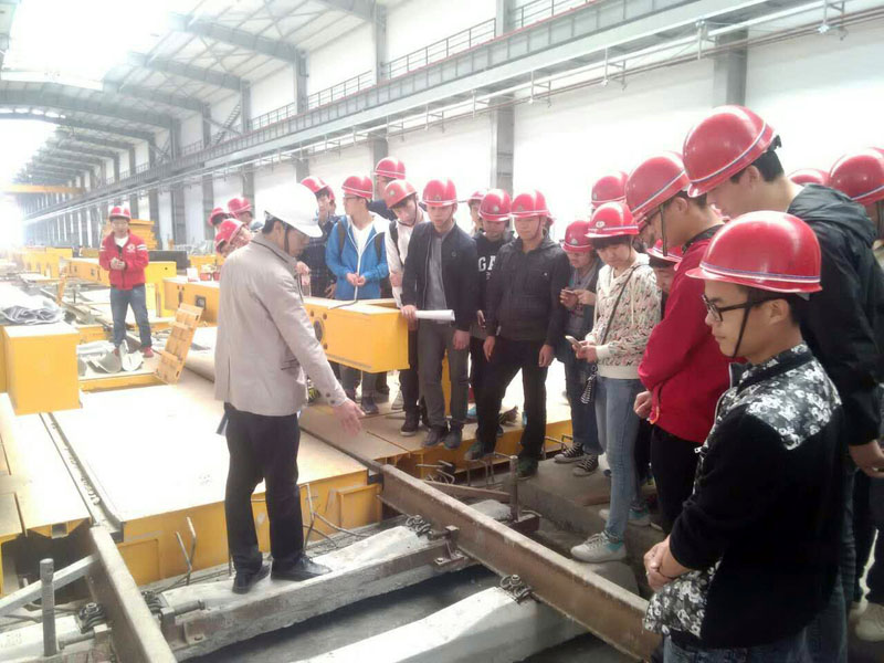 学生现场与施工人员交流.jpg