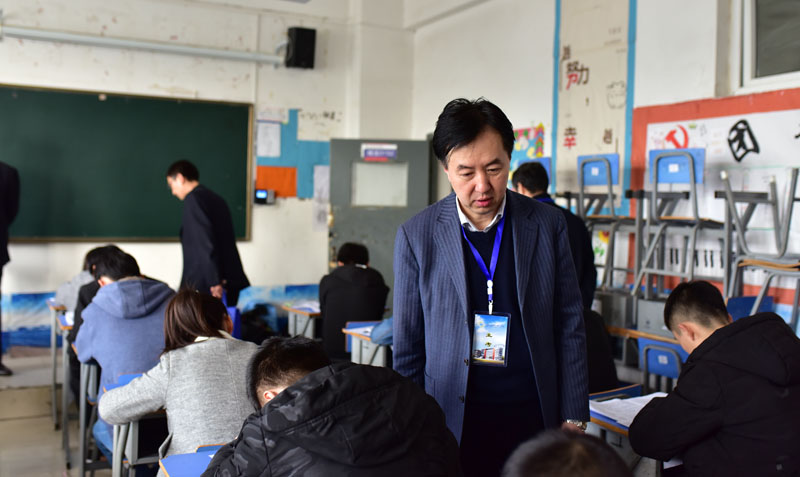 王津视察考场.jpg