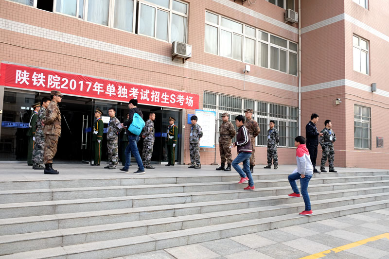 考生步入考场.jpg