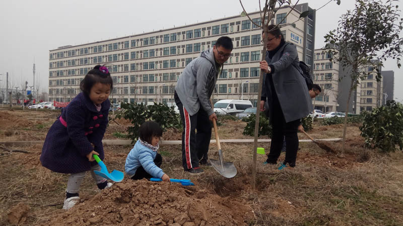 亲子植树活动现场1.jpg