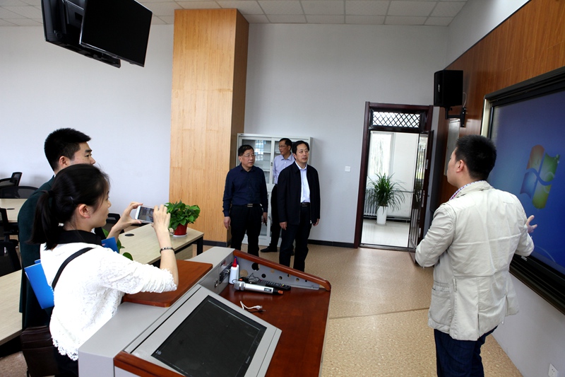 西航参观1.jpg