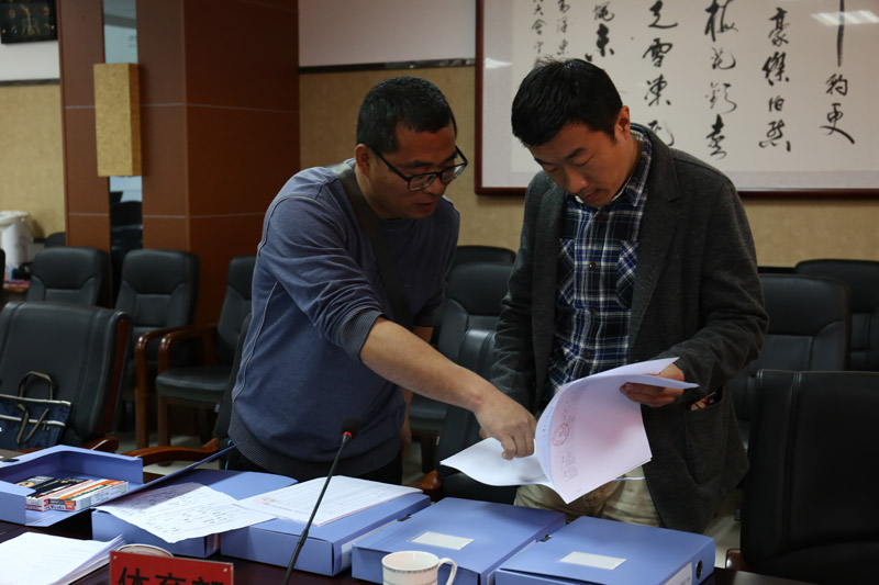 专家查阅相关资料.jpg