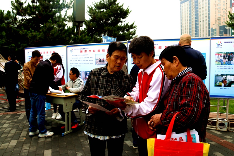 渭南市2016年职业教育活动周-环球体育咨询展位前志愿者向市民宣传职业教育-04_副本.jpg