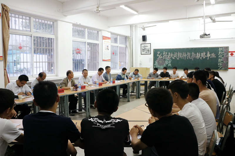 8.都铁成校友来院参加学生活动.jpg