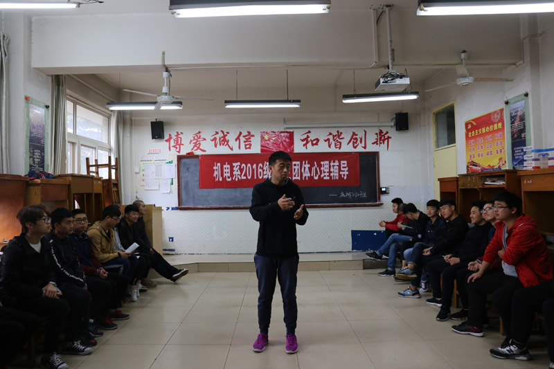 1辅导员在讲解活动要求.jpg
