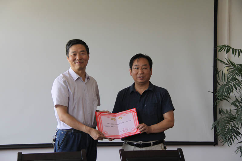 焦院长为企业颁发聘书.jpg