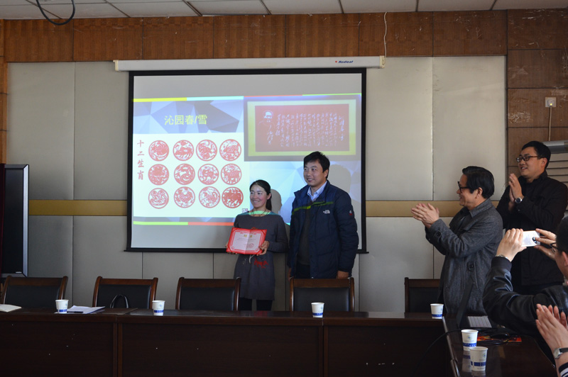 给闫老师颁发聘书.JPG